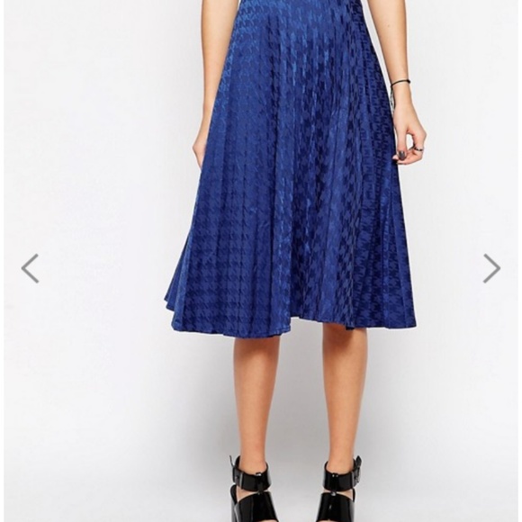 Liquorish Pleated Midi Skirt in Dogtooth - Picture 5 of 6